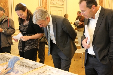 Insekten begutachtet: Landesrat Schuler (Mitte) mit Kuratorin Kompatscher und Gärten-Direktor Günther Pertoll.