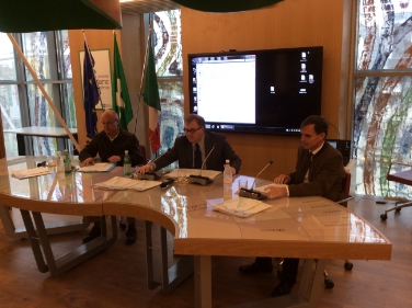 LR Theiner mit dem Trentiner Umweltlandesrat Mauro Gilmozzi (Mi.) und Dario Furlanetto, Direktor des Parco dell'Adamello bei der heutigen Diskussionsrunde auf der Expo.