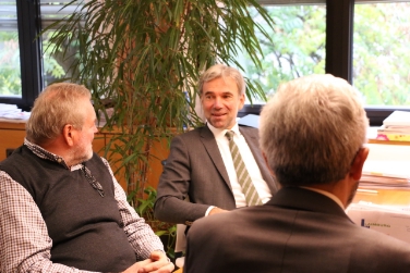 Für ökologische und naturnahe Gestaltung und Pflege von Gärten und Grünräumen: Landesrat Schuler (im Zentrum) mit  Gärtnervereinigung-Obmann Raffeiner (li.) und Laimburg-Direktor Oberhuber.