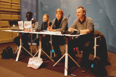 Fernando Biague, Monika Weissensteiner, Ressortdirektorin Vera Nicolussi-Leck und Matthias Oberbacher bei der heutigen Vorstellung des Einwanderungs-Jahrbuchs 2015 - Foto: LPA/mb