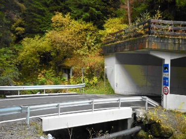 Eine der drei neuen Brücken auf der Landesstraße von Welschellen-Untermoi (FOTO: Landesabteilung Straßenbau)
