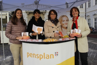 LRin Stocker am Pensplan-Infostand mit der Präsidentin des Aufsichtsrates, Katrin Teutsch (l.i.B.) und Mitarbeiterinnen./Foto LPA rm
