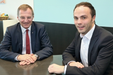 Landesrat Philipp Achammer mit dem oberösterreichischen LH-Stellvertreter Stelzer in Linz - Foto: Land Oberösterreich/Thomas Brandstetter