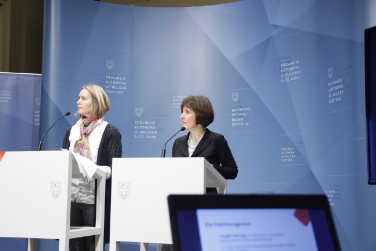 Michaela Stockner und LRin Deeg stellten das breite Beratungsangebot für Familien vor./Foto LPA rm