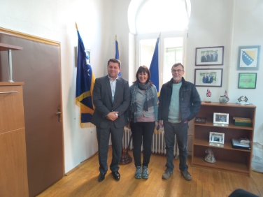 Alexandra Pöder (Land) und Maurizio Patat (Verein Beppe e Rossana Mantovan) mit dem Bürgermeister von Srebrenica Camil Durakovic (links).