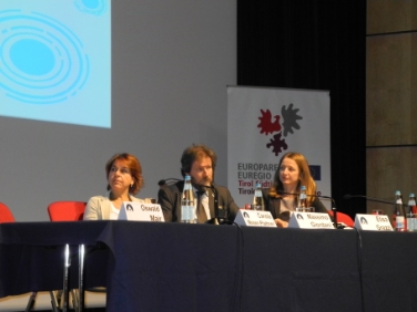 Die Mitglieder der Euregio-Arbeitsgruppe: v.l. Carola Moser-Plattner, Generalsekretärin ARGE Tiroler Altenheime, Massimo Giordani, Direktor UPIPA, Elisa Grazzi, Moderatorin (VdS) - Foto: EVTZ