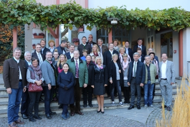 22 Bürgermeister und ein Landrat (6.v.li.) aus Bayern mit Landesrat Schuler (3.v.re.), Landesweingut-Direktor Pertoll (ganz re.) und Organisator Rudolf Piger (2.v.re.).