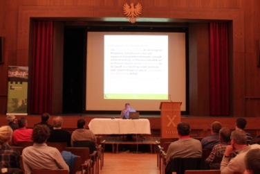 Integrierter Pflanzenschutz ist optimale Lösung für die Zukunft, da er zur Nachhaltigkeit der Landwirtschaft beiträgt: Pflanzenschutz-Experte Zelger bei seinem Referat in Terlan.