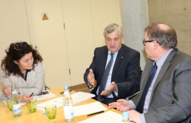 Im Rahmen des Projekts iMONITRAF! diskutierten die LR Florian Mussner, Ingrid Felipe (Tirol) sowie Mauro Gilmozzi (Trentino) über gemeinsame Verkehrsstrategien (FOTO: LPA/Angelika Schrott)