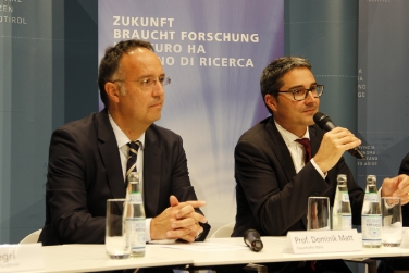 Forschen für die Praxis: Landeshauptmann Kompatscher und Institutsleiter Matt bei der heutigen Medienkonferenz - Foto: LPA/mb