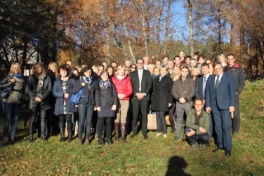 Die Stärkung der Wettbewerbsfähigkeit ist das oberste Leitmotiv der Landesabteilung Wirtschaft, im Bild mit Wirtschaftlandesrat und Landeshauptmann Arno Kompatscher und Abteilungsdirektor Felder (g.a.r.) - Foto: LPA/Abt. Wirtschaft