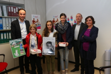(v.l.n.r.) Landesrat Philipp Achammer, Marietta Bormuth, Jasmine Schwarz und Jana Unterholzner sowie Volker Klotz und Helga Hoffmann vom Landesamt für Bibliotheken und Lesen. Foto: LPA/me