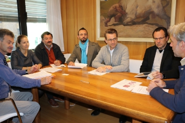 Landesrat Schuler (ganz re.) und Mussner vom Aufsichtsamt mit  (v.li.) Eventdienstleister-Vizepräsidentin Trafoier, Neuhauser, Buraschi, Präsident Ploner, Stricker.