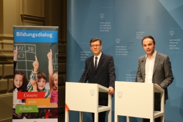 Landesrat Philipp Achammer (r.) und Schulamtsleiter Peter Höllrigl (l.) haben heute den Bildungsdialog zur Umsetzung der Schulreform vorgestellt. Foto: LPA/Ingo Dejaco