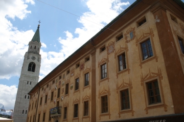 Nachhaltiger Tourismus und Mobilität im UNESCO-Welterbegebiet waren wichtige Punkte auf der Tagesordnung der gestrigen Verwaltungsratssitzung am Sitz der Stiftung Dolomiten UNESCO in Cortina d'Ampezzo.