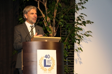 Rückschau und Ausblick: Landesrat und Laimburg-Präsident Schuler beim Festsymposium zum 40-Jahr-Jubiläium des Versuchszentrums Laimburg.