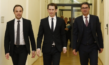 Auf dem Weg zum Gespräch über Autonomie und Verfassungsreform: LR Achammer, Außenminister Kurz und LH Kompatscher (von links). Foto: LPA/BMEIA-Tatic.