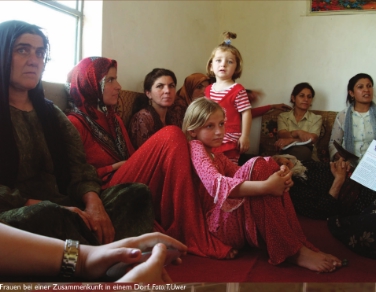 Um traumatisierte Mädchen und Frauen (im Bild bei einer Zusammenkunft) kümmert sich die Jiyuan Foundation, die von der Entwicklungszusammenarbeit des Landes Südtirol finanziell unterstützt wird.