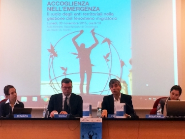 Elena Mitzman, Jens Woelk, Francesco Palermo und Gracy Pelacani (v.l.) bei der heutigen Euregio-Tagung zur Flüchtlingsproblematik in Trient - Foto: LPA/Armin Gluderer