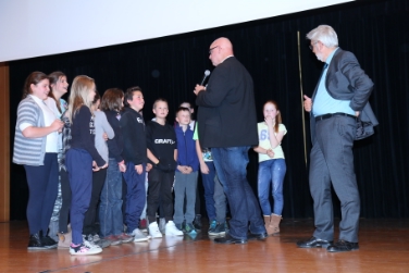 Die 1A der Mittelschule Welsberg mit Hans-Georg Lambertz und Rudolf Meraner (ganz rechts). Foto: LPA/me