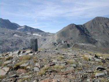 Grenzen werden in Südtirol durch ein innovatives Registrierungssystem erfasst; im Bild ein Grenzstein.