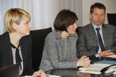 Michela Morandini, LRin Deeg und Hanspeter Staffler (v.l.) stellten heute die Gleichstellungspläne der Landesverwaltung vor./LPA rm