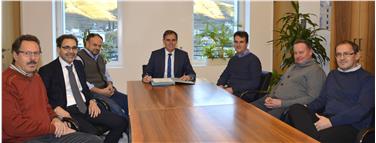 Einvernehmensprotokoll unterzeichnet: LR Theiner mit (v.l.) Ernst Scarperi (Amt für Gewässerschutz), Paolo Acuti (Etschwerke), Bgm. Ulrich Gamper, Bgm. Albert Gögele, Vizebgm. Alois Forcher und Günther Andergassen (Etschwerke).