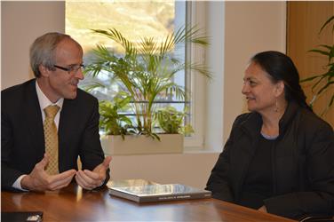 Ressortdirektor Florian Zerzer begrüßt die ecuadorianische Umweltpolitikerin Esperanza Martinez in Bozen: "Der Schutz des Klimas geht uns alle an."