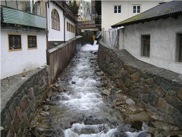 Bereit für ein Jahrhunderthochwasser: das erneuerte Bachbett des Eisack in Gossensaß.