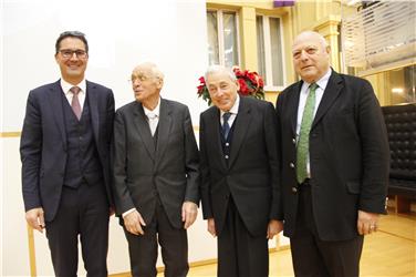 Landeshauptmann Kompatscher, Altlandeshauptmann Durnwalder mit den beiden Söhnen von Südtirols erstem Landeshauptmann, Karl Erckert - Foto: LPA/rm