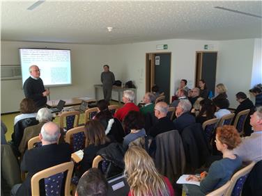 Die Mitglieder der thematischen Netzwerke der Stiftung Dolomiten UNESCO trafen sich im Geoparc Bletterbach: Piero Gianolla und Cesare Micheletti (vorne stehend v.l.) stellten den Entwurf der Tourismus-Strategie vor.