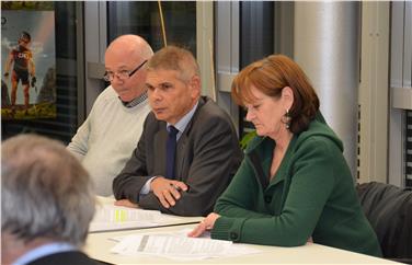 Landesrätin Martha Stocker, der Direktor der Landesabteilung Helmut Sinn und der Direktor des Arbeitsinspektorates Sieghart Flader (v.r.n.l.) bei der gestrigen Sitzung.