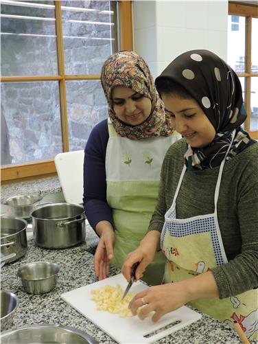 Die Geheimnisse der Südtiroler Küche: An der Fachschule Neumarkt haben Migrantinnen gelernt, wie man heimische Gerichte richtig zubreitet. Foto: Fachschule Neumarkt