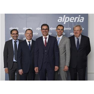 Fusion von SEL und Etschwerken zu Alperia vollzogen: LH Kompatscher (Mi.) mit (v.l.) Paolo Acuti, Mauro Marchi, Wolfram Sparber und Johann Wohlfarter.
