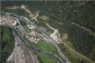 Sicherungsmaßnahmen des Landesamtes für Wildbach- und Lawinenverbauung Nord an der Brennerautobahn bei Franzesfeste mit dem Rückhaltebecken auf dem Nordportal.