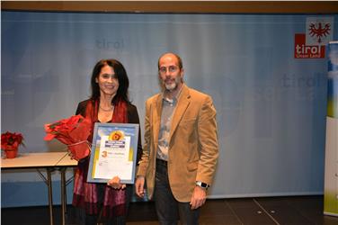 Freude über den dritten Platz für die Grundschule Prettau beim Euregio-Umweltpreis: Schulleiterin und Klassenlehrerin Mair und Amtsdirektor Angelucci.