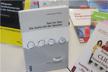 CLIL – auch zahlreiche Sachbücher sind dem Fachunterricht in einer Fremdsprache gewidmet. Foto: LPA/Archivbild
