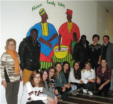 Das entstandene Bild: "African family eating" mit den Heimschülerinnen und Ibrahim und Lamin aus Gambia. Foto: Landesberufsschule Savoy