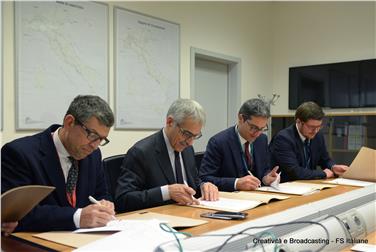 Zurlo, Gentile und LH Kompatscher bei der Unterzeichnung der Vereinbarung für Machbarkeitsstudie mit STA-Präsident Martin Ausserdorfer (FOTO: FS Italiane)
