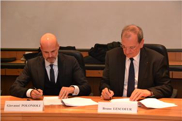 SEL-Vizepräsident Giovanni Polonioli (l.) und Edison-Geschäftsführer Bruno Lescoeur (r.) bei der Unterzeichnung der Vereinbarung. Foto: LPA