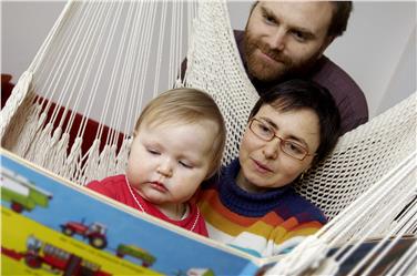 Babys lieben Bücher: Das zeigt die Initiative "Bookstart" bei den Bücherwelten im Bozner Walterhaus./Foto LPA