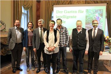 Günther Pertoll, geschäftsführender Amtsdirektor Gutsverwaltung Laimburg, Projektleiterin Pircher, LR Schuler, Projektmitarbeiterin Helga Salchegger, Referent Ploberger, Gärtnervereinigung-Obmann Raffeiner, Laimburg-Direktor Oberhuber.