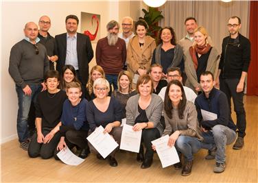 Teilnehmerinnen und Teilnehmer des WDM-Lehrgangs mit ihren Referentinnen und Referenten und dem Koordinator Hans Erschbaumer. Foto: Landesberufsschule Gutenberg