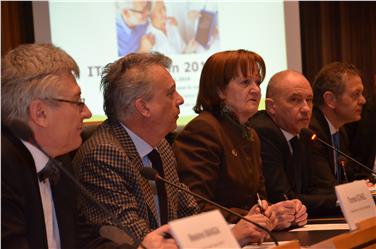 Landesrätin Martha Stocker (Mitte) bei der heutigen Information und Diskussion zum IT-Masterplan des Sanitätsbetriebes im Landtag