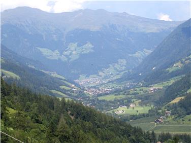 Talquerende Waldstreifen untergliedern den Talboden vor St. Leonhard in Passeier und haben große Bedeutung als ökologische Korridore, die die Hangwälder beider Talseiten miteinander verbinden.