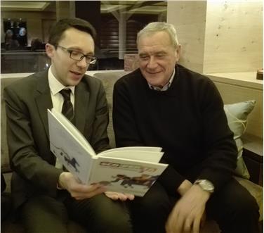 Landeshauptmann Stellvertreter Christian Tommasini zeigt dem Präsidenten des Senates, Pietro Grasso, das Buch über die Verfassung (Foto: LPA/Fabrizio Oliver)