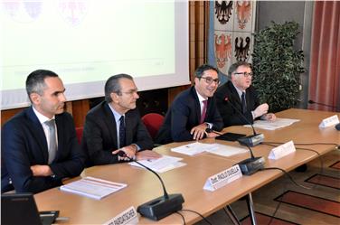 Landeshauptmann Kompatscher mit der A22-Spitze (v.r.) Duella und Pardatscher bei der heutigen Pressekonferenz in Trient