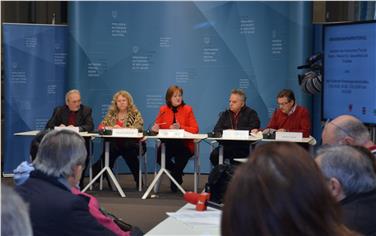 Nach dne Jahren 1993, 2000 und 2007 wurde am heutigen Montag zum vierten Mal ein Einvernehmensprotokoll für die Zusammenarbeit zwischen dem Land und den Gewerkschaften unterzeichnet.