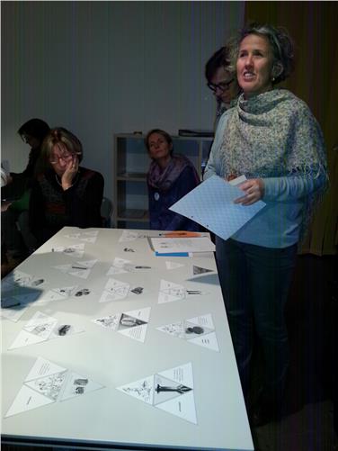 Gudrun Sulzenbacher stellt didaktische Materialien vor (FOTO: Landesmuseen/Esther Erlacher)