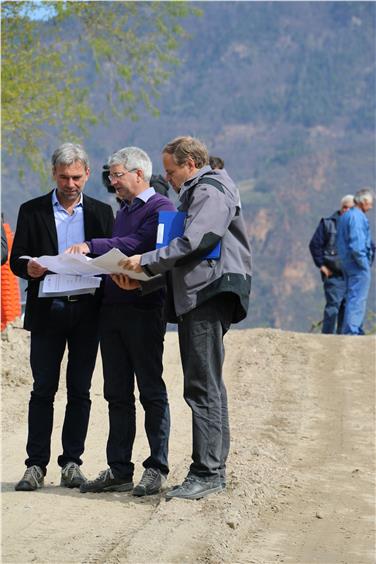 Landesrat Arnold Schuler mit dem jetzigen Direktor der Agentur für Bevölkerungsschutz Rudolf Pollinger bei einer Baustellenbesichtigung (FOTO: LPA)